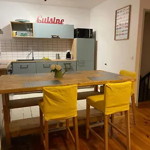 cosy-townhouse-in-the-historical-center-of-cahors.midi-pyreneeshotels.com/